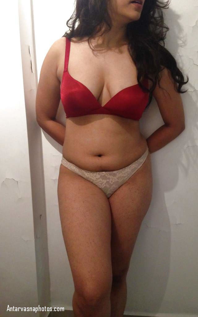 https://www.antarvasnaphotos2.com/wp-content/uploads/2020/11/hot-pose-deti-divya.jpg