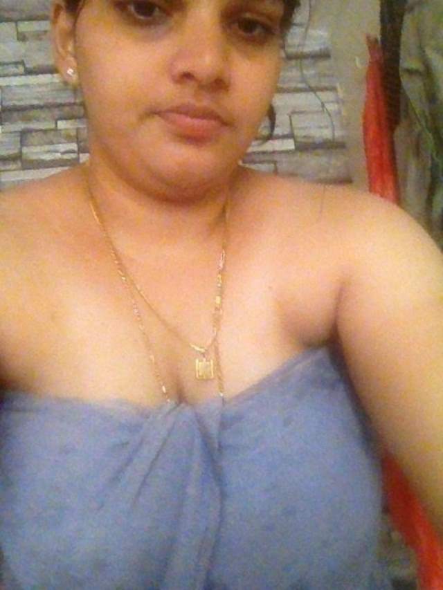 https://www.antarvasnaphotos2.com/wp-content/uploads/2020/11/indian-bhabhi-ke-big-boobs-towel-me.jpg