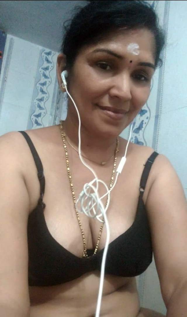 https://www.antarvasnaphotos2.com/wp-content/uploads/2020/11/lover-sang-sex-chat-headphone-lagakar.jpg