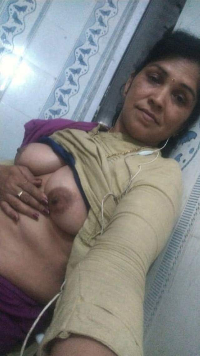 https://www.antarvasnaphotos2.com/wp-content/uploads/2020/11/lover-sang-sex-chat-karti-bhabhi.jpg