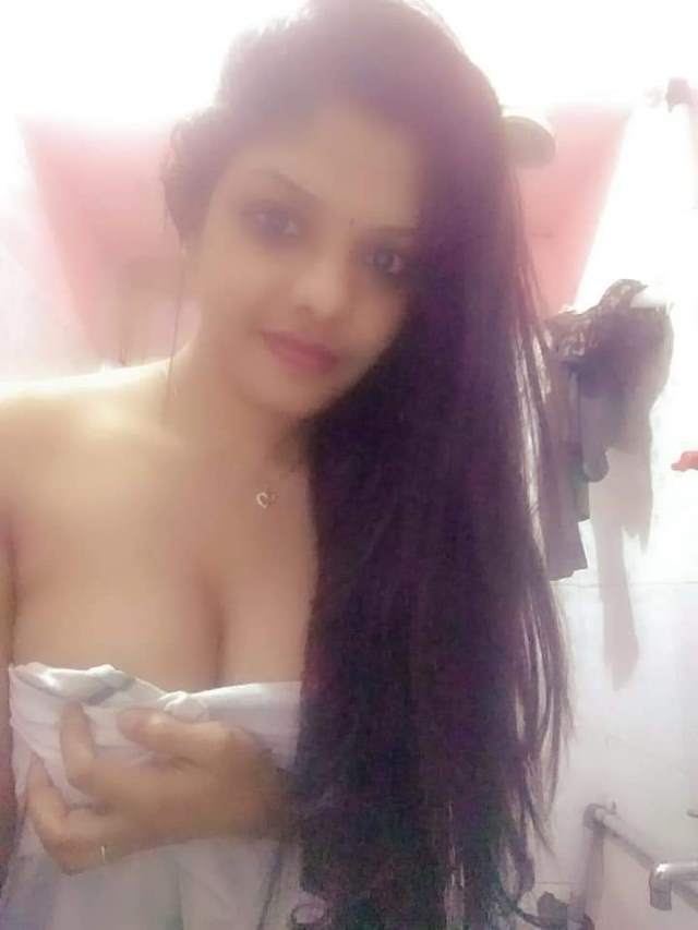 https://www.antarvasnaphotos2.com/wp-content/uploads/2020/11/nange-boobs-ko-towel-se-chhipaya.jpg