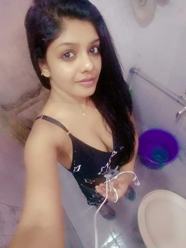 https://www.antarvasnaphotos2.com/wp-content/uploads/2020/11/nighty-se-clevage-dikhati-hot-bhabhi.jpg