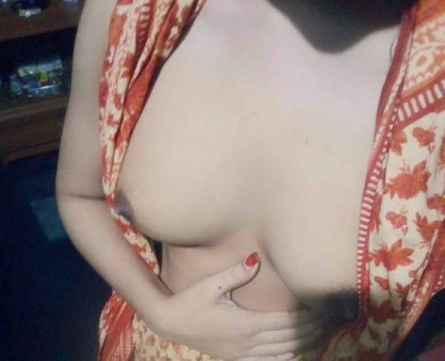 https://www.antarvasnaphotos2.com/wp-content/uploads/2020/11/nude-selfie-photo.jpeg