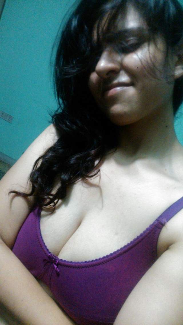 https://www.antarvasnaphotos2.com/wp-content/uploads/2020/11/purple-bra-me-sexy-selfie.jpg