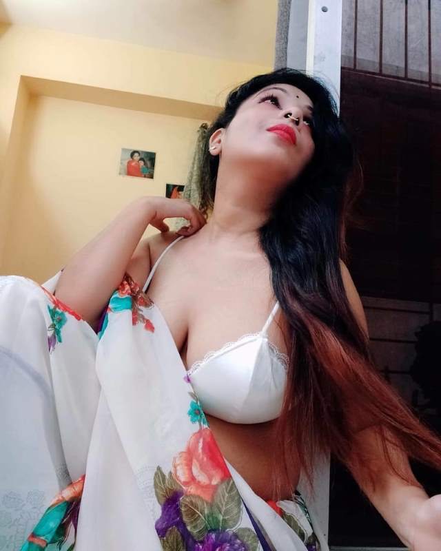 https://www.antarvasnaphotos2.com/wp-content/uploads/2020/11/saree-me-moti-gaand-big-boobs.jpg