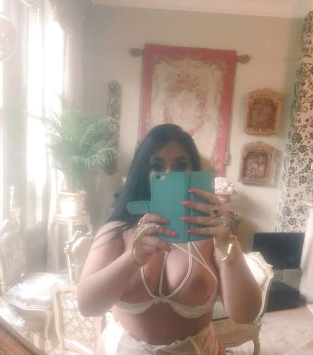 https://www.antarvasnaphotos2.com/wp-content/uploads/2020/11/sexy-big-boobs-ki-selfie.jpg