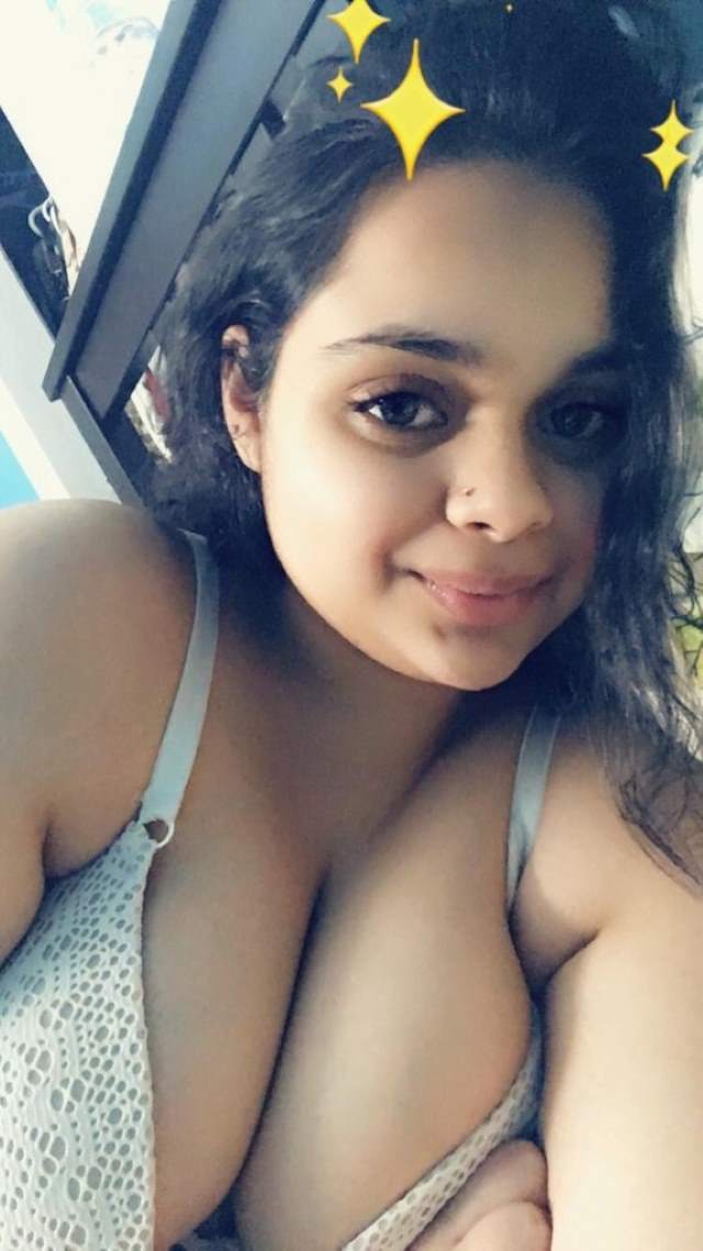 https://www.antarvasnaphotos2.com/wp-content/uploads/2020/11/sexy-girl-ke-big-Indian-boobs-bra-me.jpg