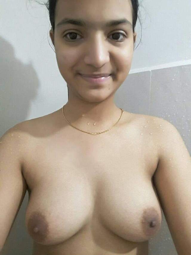 https://www.antarvasnaphotos2.com/wp-content/uploads/2020/11/shower-me-nangi-boobs.jpg