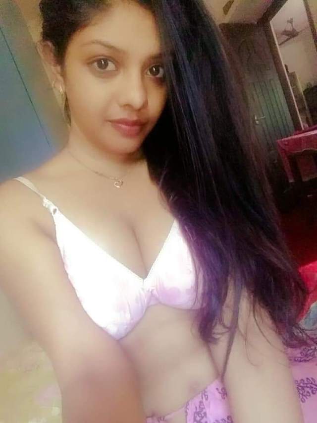 https://www.antarvasnaphotos2.com/wp-content/uploads/2020/11/white-bra-me-selfie.jpg