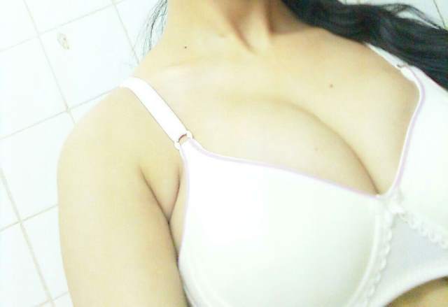 https://www.antarvasnaphotos2.com/wp-content/uploads/2020/11/white-bra-pahan-selfie-li.jpg