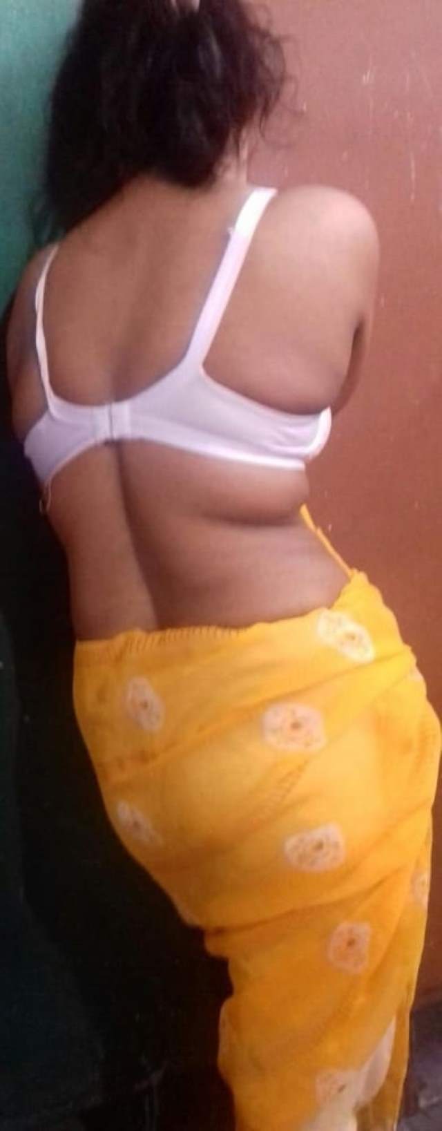 https://www.antarvasnaphotos2.com/wp-content/uploads/2020/11/yellow-sari-aur-white-bra-me-sexy-back.jpg