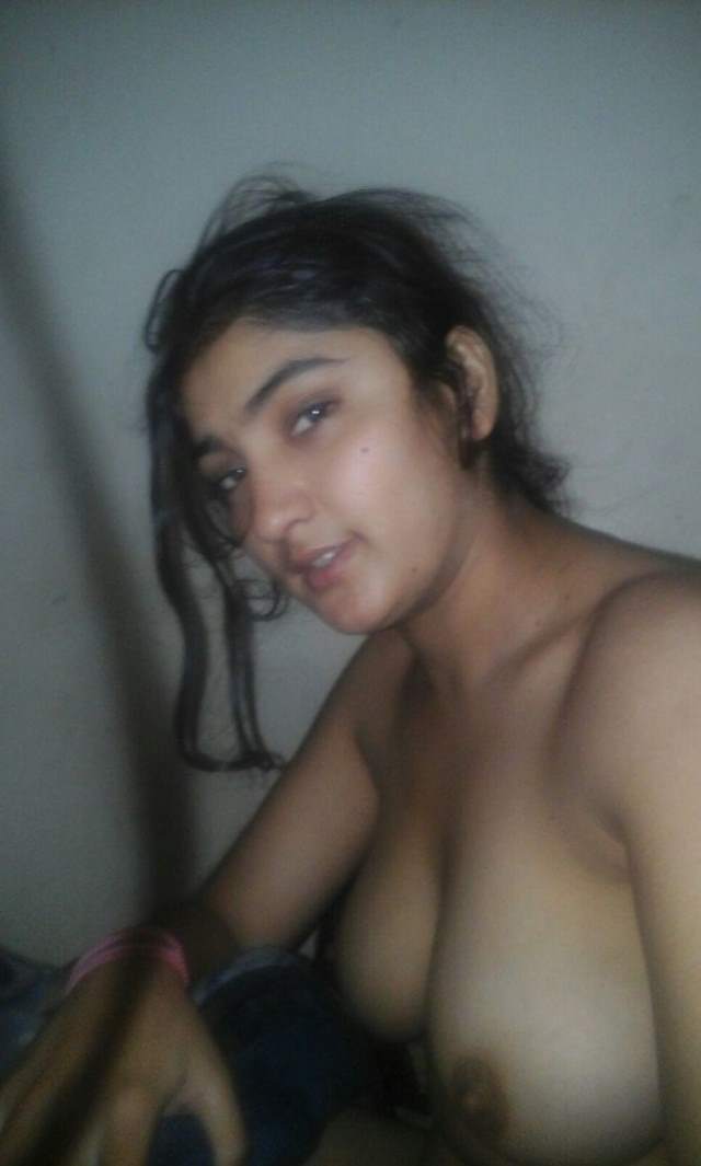 https://www.antarvasnaphotos2.com/wp-content/uploads/2020/12/apne-big-boobs-ko-lover-ko-dikhati-rakhi.jpg