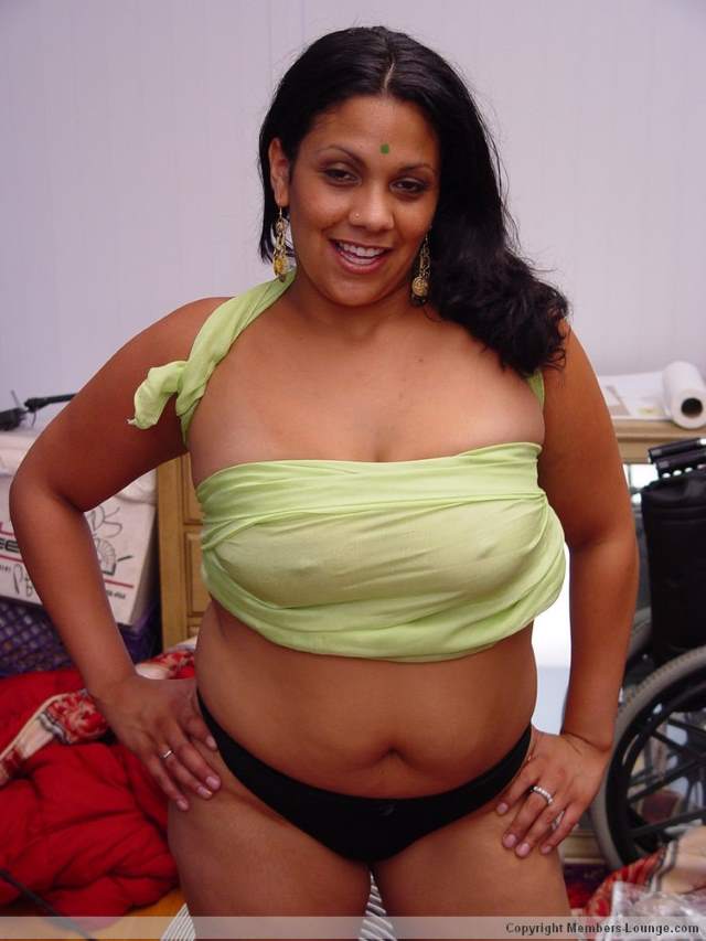 https://www.antarvasnaphotos2.com/wp-content/uploads/2020/12/aunty-ready-for-fuck-take-out-your-cock.jpg