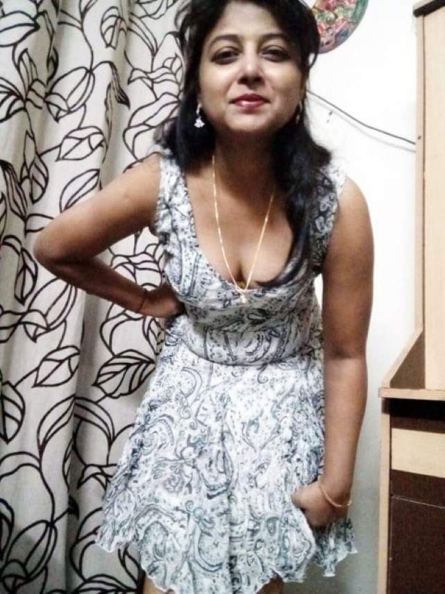 https://www.antarvasnaphotos2.com/wp-content/uploads/2020/12/aunty-sexy-cleavage-images.jpg