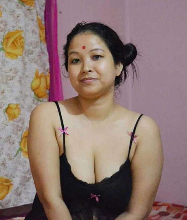 https://www.antarvasnaphotos2.com/wp-content/uploads/2020/12/bangla-bhabhi-sexy-cleavage-in-black-lingarie.jpg