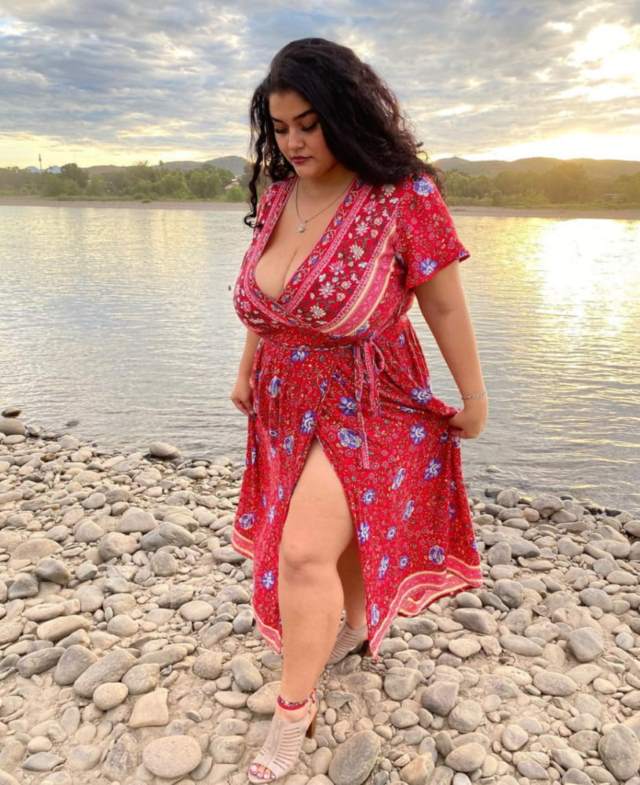 https://www.antarvasnaphotos2.com/wp-content/uploads/2020/12/beach-me-big-boobs-wali-indina-aunty.jpg