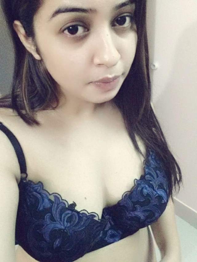 https://www.antarvasnaphotos2.com/wp-content/uploads/2020/12/beautiful-desi-girl-pic-in-black-bra.jpg