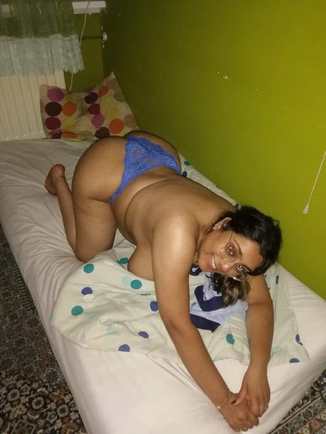 https://www.antarvasnaphotos2.com/wp-content/uploads/2020/12/bed-me-blue-panty-me-ghodi-bani-aunty.jpg