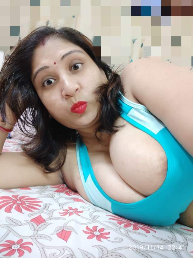 https://www.antarvasnaphotos2.com/wp-content/uploads/2020/12/bed-me-leti-bhabhi-ki-boobs-bahar-aane-ko-uchal-rahe-hain.jpg