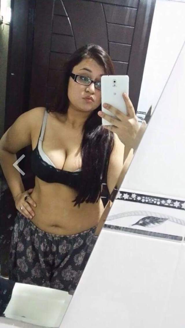 https://www.antarvasnaphotos2.com/wp-content/uploads/2020/12/bhabhi-ki-big-boobs-aur-navel-ki-desi-sexy-photo.jpeg