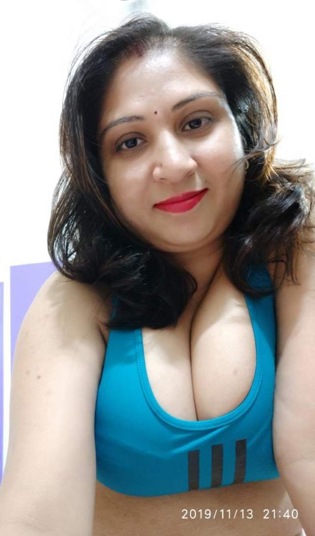 https://www.antarvasnaphotos2.com/wp-content/uploads/2020/12/bhabhi-ki-hot-cleavage-pic.jpg