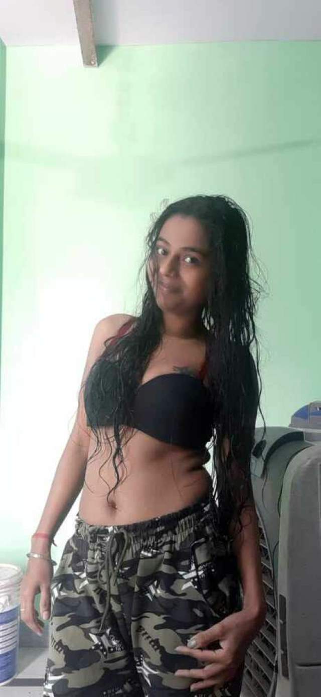 https://www.antarvasnaphotos2.com/wp-content/uploads/2020/12/black-bra-me-desi-girls-pics.jpg