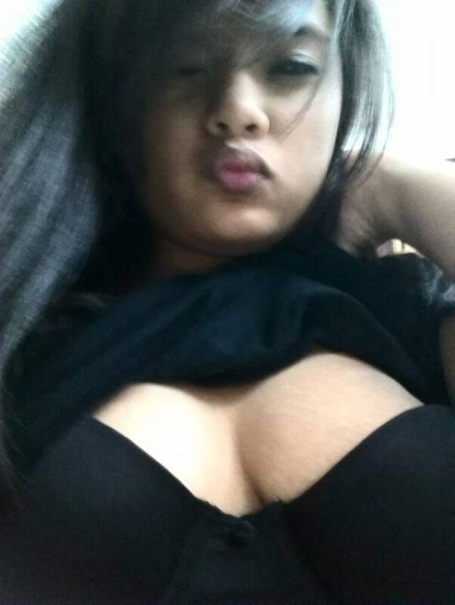 https://www.antarvasnaphotos2.com/wp-content/uploads/2020/12/black-bra-me-hot-boobs-ki-pic.jpg