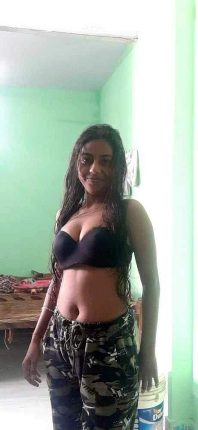 https://www.antarvasnaphotos2.com/wp-content/uploads/2020/12/black-bra-me-hot-figure-aur-navel-ki-sexy-pic.jpg