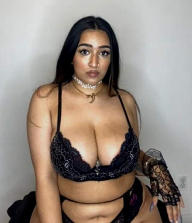 https://www.antarvasnaphotos2.com/wp-content/uploads/2020/12/black-bra-me-huge-boobs-wali-aunty-ki-desi-xxx-photo.jpg