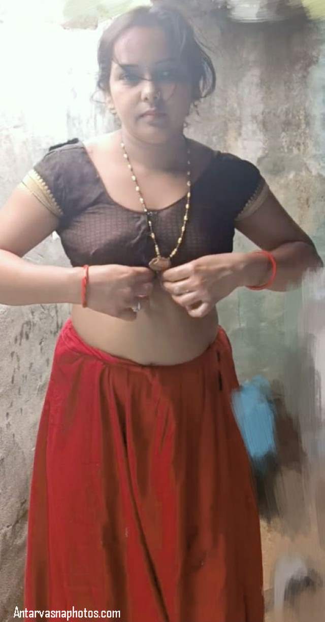 https://www.antarvasnaphotos2.com/wp-content/uploads/2020/12/blouse-ke-button-utarti-bhabhi.jpg