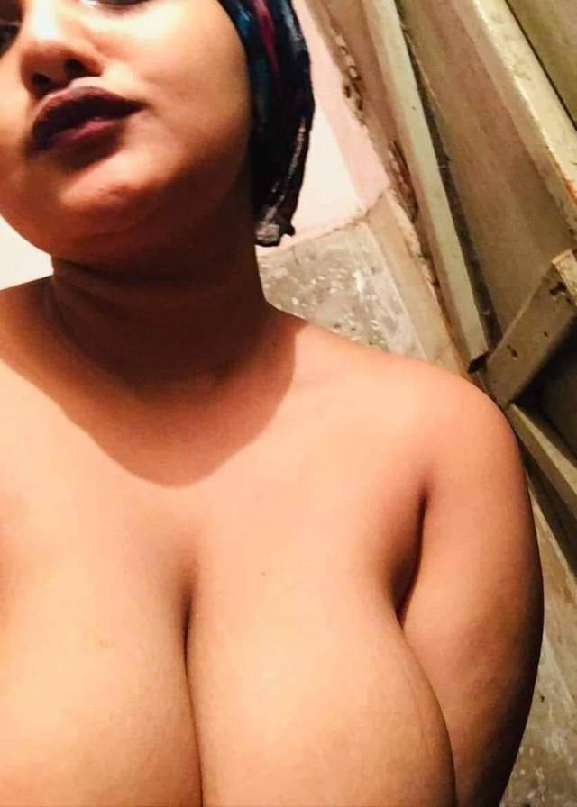 https://www.antarvasnaphotos2.com/wp-content/uploads/2020/12/boobs-ka-size-to-bhabhi-ka-kamal-ha.jpeg