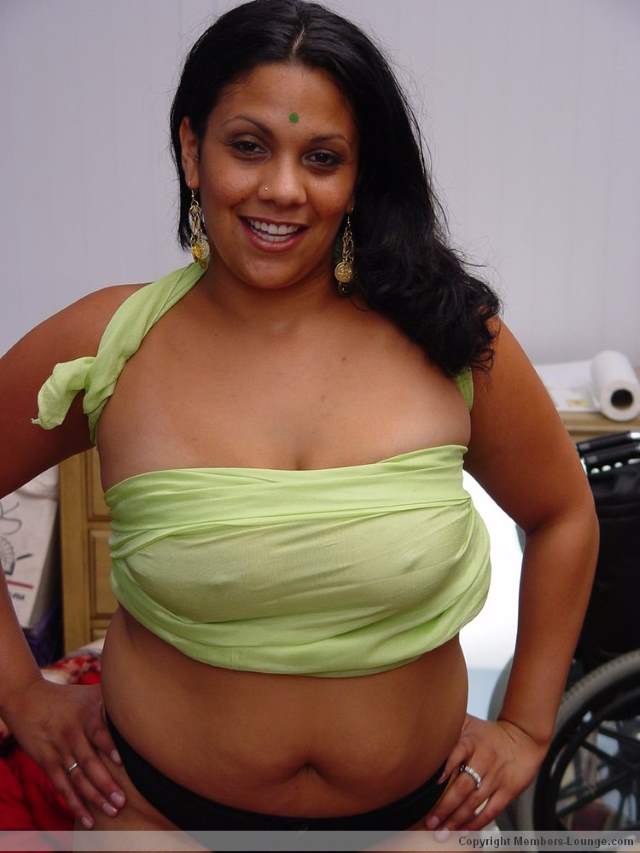 https://www.antarvasnaphotos2.com/wp-content/uploads/2020/12/boobs-ko-saree-se-chupati-indian-aunty.jpg