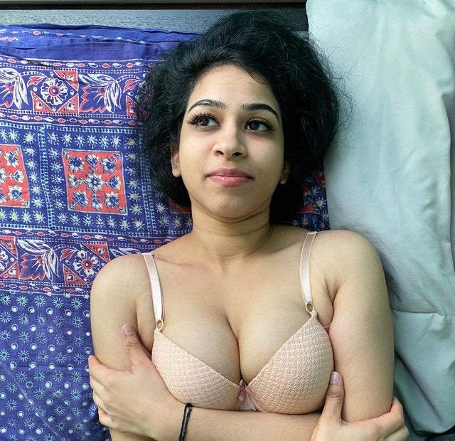 https://www.antarvasnaphotos2.com/wp-content/uploads/2020/12/bra-me-boobs-ke-xxx-indian-image.jpg