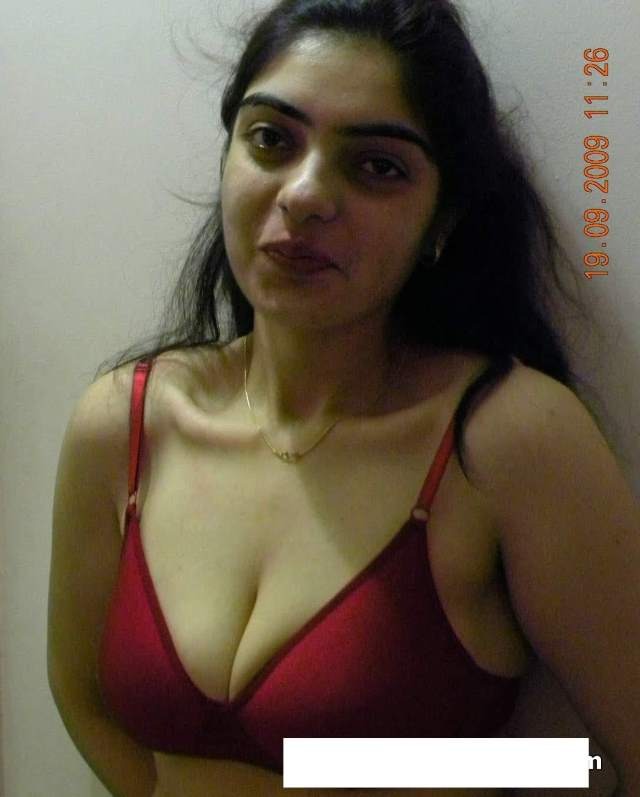 https://www.antarvasnaphotos2.com/wp-content/uploads/2020/12/bra-me-khadi-bhabhi-sexy-smile-deti-hui.jpg