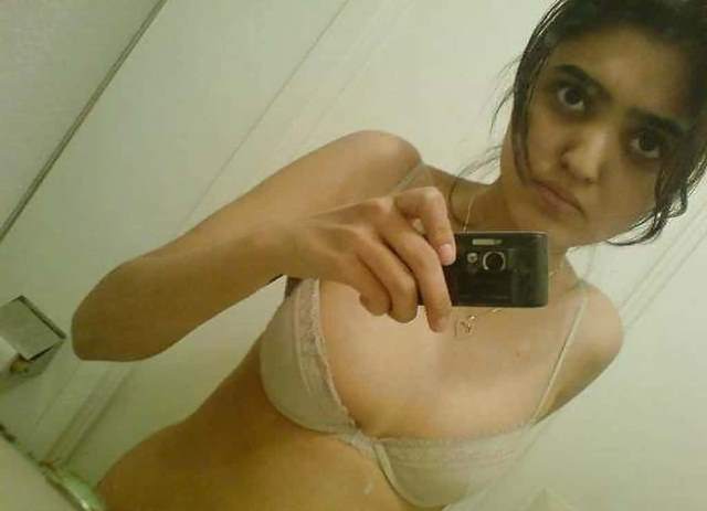 https://www.antarvasnaphotos2.com/wp-content/uploads/2020/12/bra-me-sexy-desi-girl-photo-click-karti.jpg