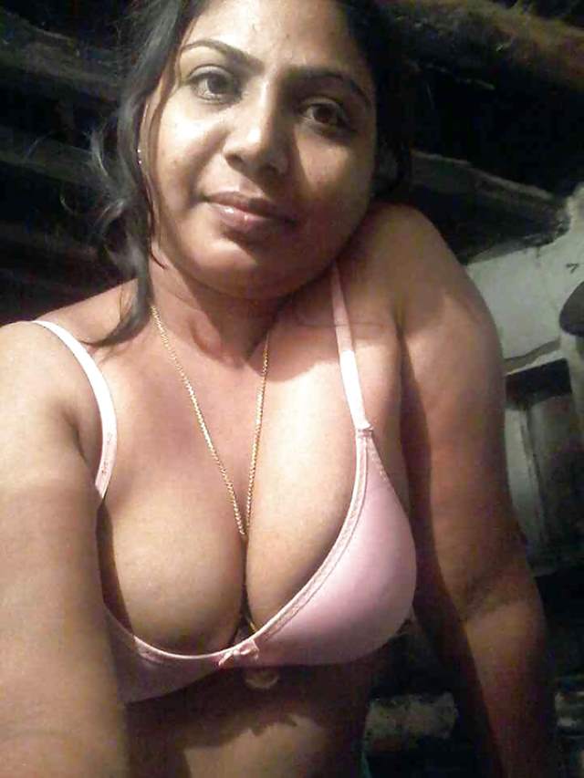 https://www.antarvasnaphotos2.com/wp-content/uploads/2020/12/desi-bangla-aunty-sex-image-in-white-bra.jpg