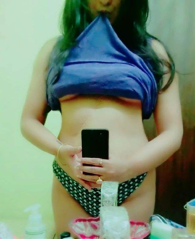 https://www.antarvasnaphotos2.com/wp-content/uploads/2020/12/desi-chick-in-new-panty.jpg