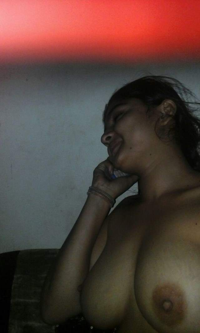 https://www.antarvasnaphotos2.com/wp-content/uploads/2020/12/ghar-me-phone-sex-chat-karti-nude-rakhi.jpg