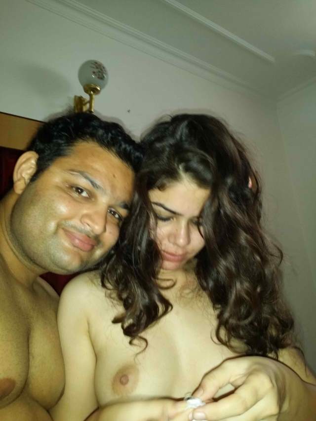 https://www.antarvasnaphotos2.com/wp-content/uploads/2020/12/gurgaon-couple-chudai-ke-bad-photo-click-karte-hue.jpg