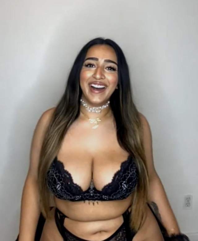 https://www.antarvasnaphotos2.com/wp-content/uploads/2020/12/happy-mood-me-big-boobs-black-bra-me.jpg