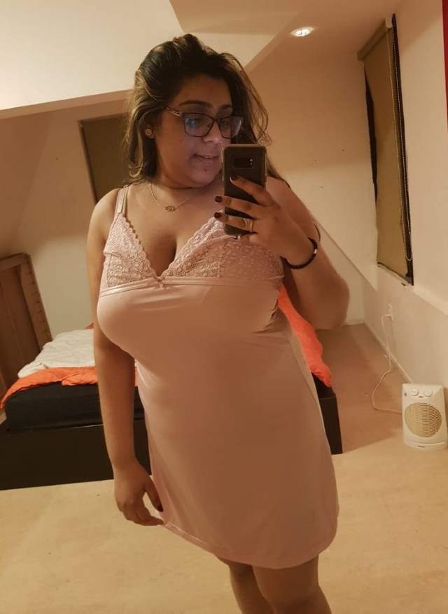 https://www.antarvasnaphotos2.com/wp-content/uploads/2020/12/hot-aunty-ke-big-indian-boobs-pics-in-sexy-nighty.jpg