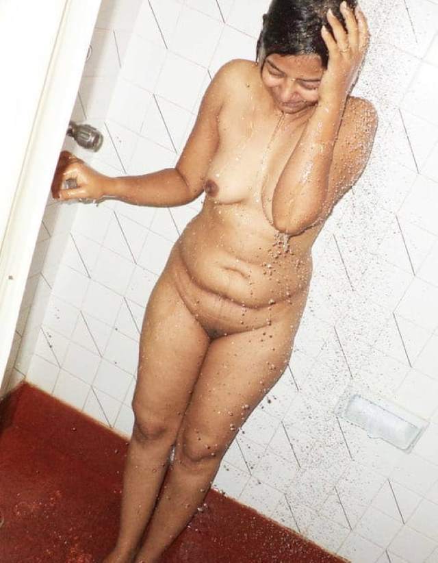 https://www.antarvasnaphotos2.com/wp-content/uploads/2020/12/hot-indian-aunty-naked-in-shower.jpg