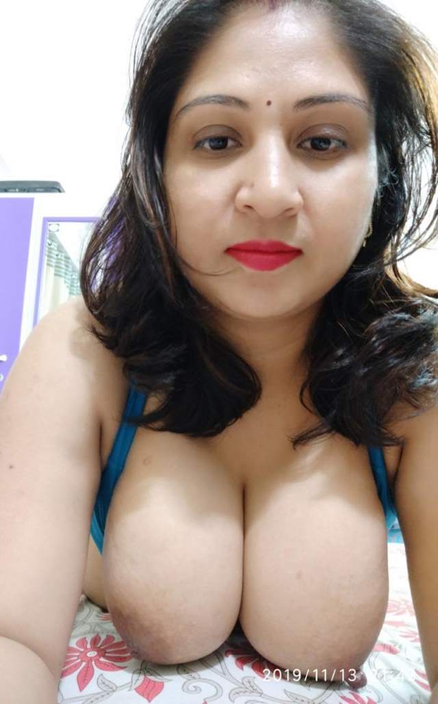 https://www.antarvasnaphotos2.com/wp-content/uploads/2020/12/hot-punjabi-bhabhi-ke-sexy-boobs-ki-photo.jpg