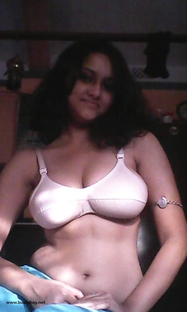 https://www.antarvasnaphotos2.com/wp-content/uploads/2020/12/indian-aunty-ke-big-boobs-in-white-bra.jpg