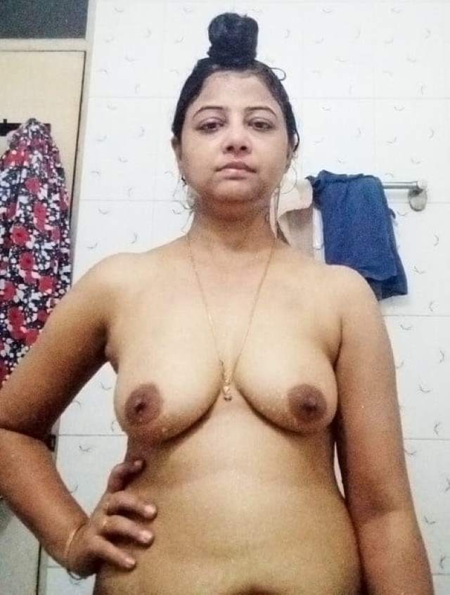 https://www.antarvasnaphotos2.com/wp-content/uploads/2020/12/indian-aunty-nude-images-in-shower-showing-hot-tits.jpg