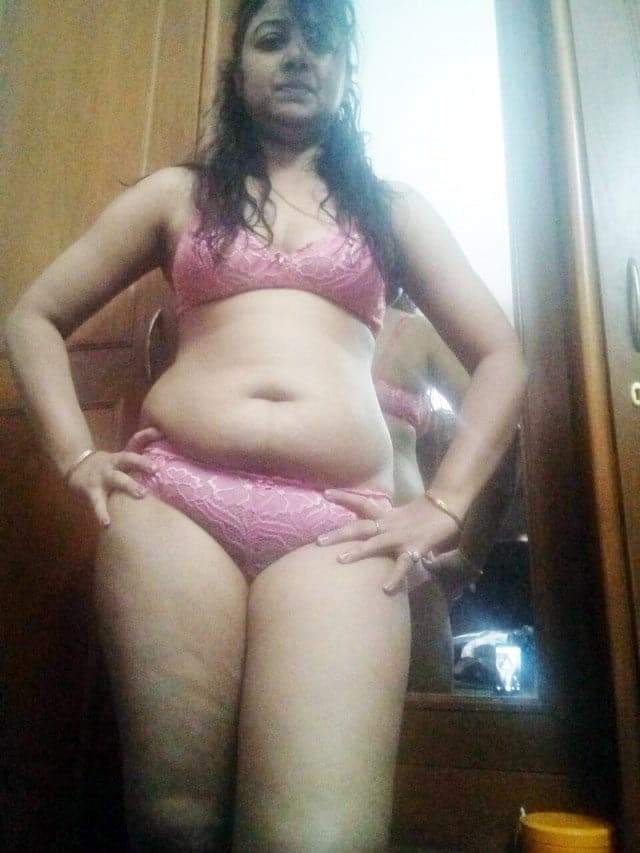 https://www.antarvasnaphotos2.com/wp-content/uploads/2020/12/indian-aunty-sexy-pose-in-pink-bra-and-panty.jpg