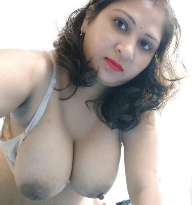 https://www.antarvasnaphotos2.com/wp-content/uploads/2020/12/indian-bhabhi-big-boobs-photos.jpg