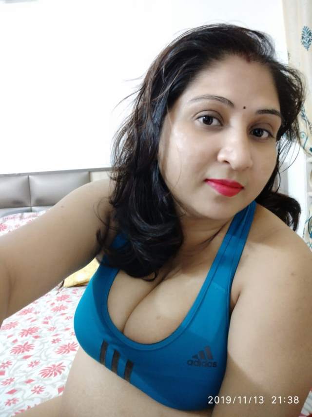 https://www.antarvasnaphotos2.com/wp-content/uploads/2020/12/indian-bhabhi-in-sports-bra.jpg