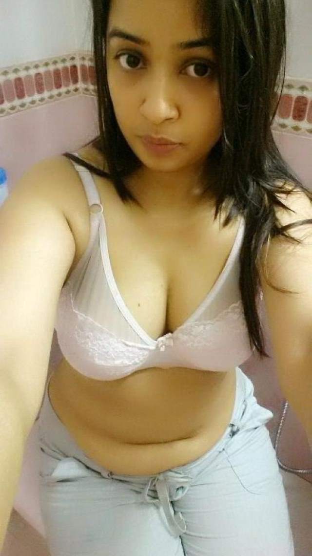 https://www.antarvasnaphotos2.com/wp-content/uploads/2020/12/indian-girl-kanika-in-white-bra.jpg