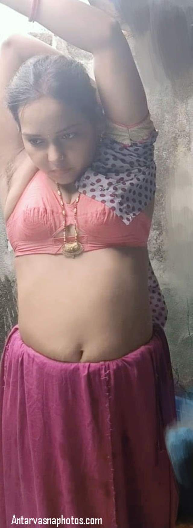 https://www.antarvasnaphotos2.com/wp-content/uploads/2020/12/kapde-utarti-bhabhi-ki-sexy-nabhi.jpg